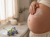 Applicazione burro anti-smagliature gravidanza MammaStretch su pancia con oli botanici attivati enzimaticamente sicuro in allattamento