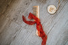 Pettine a denti radi in legno FSC® – Districa, massaggia, coccola