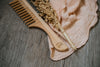 Pettine a denti radi in legno FSC® – Districa, massaggia, coccola