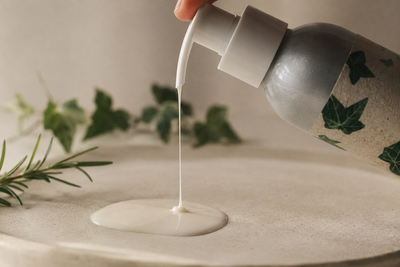 Applicazione crema anticellulite effetto calore con caffeina e estratto di edera su cosce, prodotto artigianale Ethical Grace