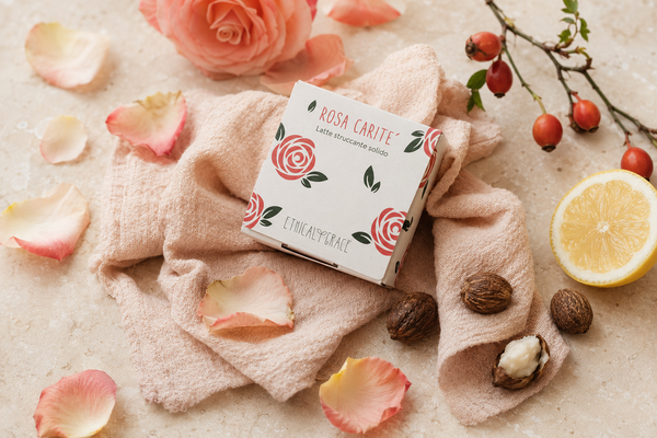 Rosa Carité Ethical Grace – struccante solido alla cera di rosa, confezione in carta riciclata con illustrazioni botaniche